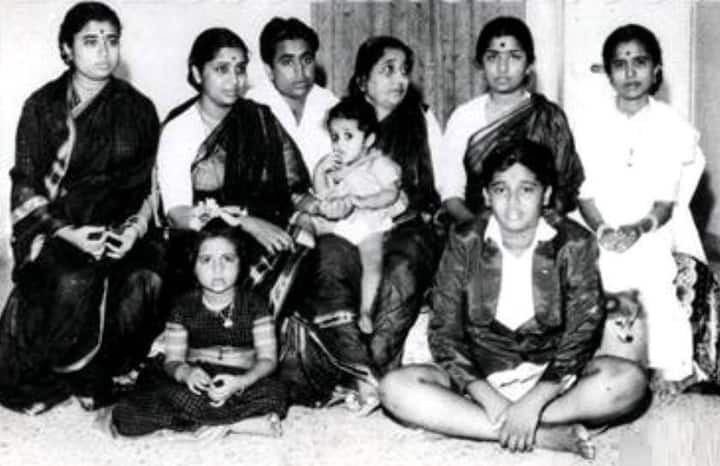 लता दीदींनी आनंद भोसले यांच्या पहिल्या वाढदिवसाचा फोटो देखील शेअर केला आहे. 