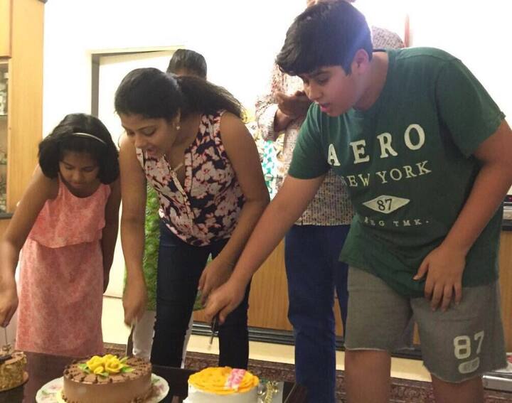 यावेळी वाढदिवसाचं खास सेलिब्रेशन करण्यात आलं. आनंद भोसले यांनी कुटुंबासोबत वाढदिवसाचा केक कापला.