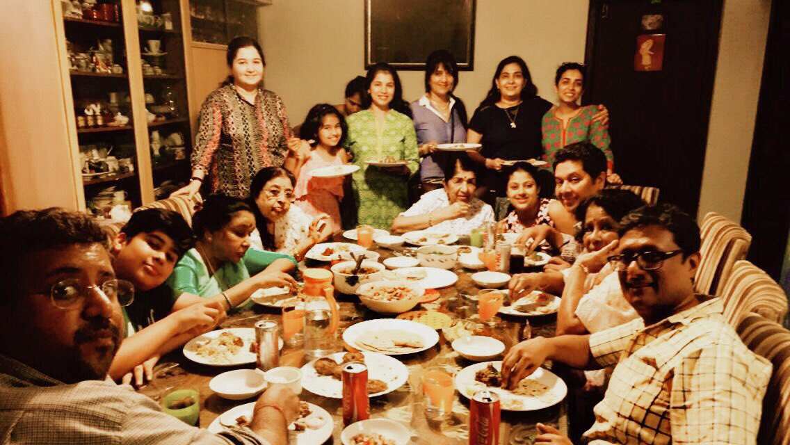 मंगेशकर कुटुंबीयांच्या गेट टुगेदरचे फोटो लतादीदींकडून शेअर