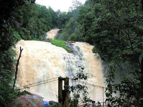 कुर्ग (कर्नाटक): कर्नाटक राज्यातील कुर्ग जिल्हा हे पावसाळी पर्यटनस्थळ म्हणून प्रसिद्ध आहे. कुर्गमध्ये नैसर्गिक आणि सांस्कृतिक पर्यटनाचा आनंद घेता येतो. येथील धबधबे पावसाळ्यात पर्यटकांच्या आकर्षणाचे केंद्रबिंदू असतात.( फोटो सौजन्यः कुर्ग अधिकृत संकेतस्थळ)