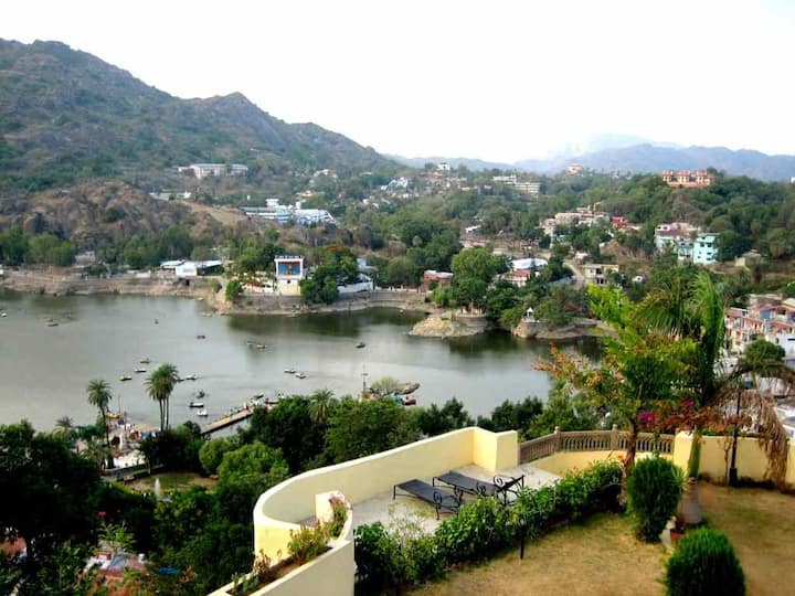 माऊंट अबू (राजस्थान): अरवली पर्वतरांगांमधील माऊंट अबू हे थंड हवेचं ठिकाण आहे. माऊंट अबू येथील नद्या, धबधबे आणि प्रसिद्ध लेण्यांचं वातावरण पावसाळ्यात पर्यटकांच्या आकर्षणाचं केंद्रबिंदू आहेत. ( फोटो सौजन्यः विकिपीडिया)