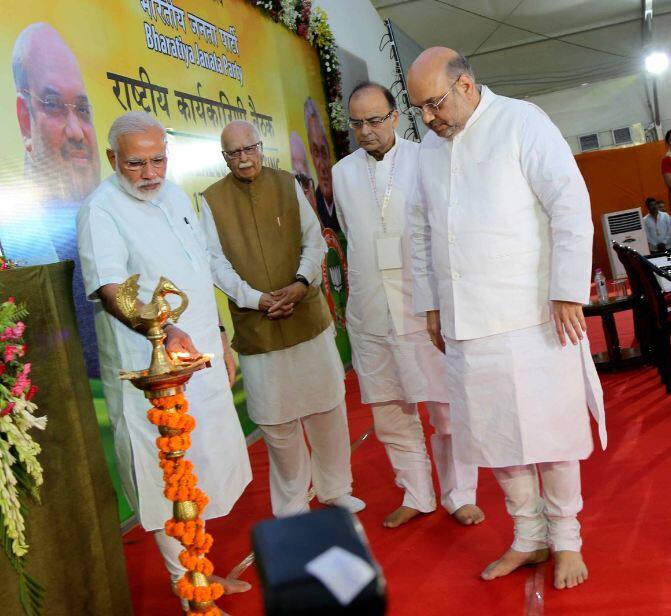 २. कार्यकारिणीच्या निमित्तानं संपूर्ण अलाहाबाद शहर पोस्टर्सनं भरून गेलंय. सर्वाधिक पोस्टर वरुण गांधींचे. माञ काल रवीशंकर प्रसाद यांनी स्पष्ट केलं, की कार्यकारिणीच्या बैठकीत यूपीसाठी मुख्यमंञिपदाचा उमेदवार जाहीर होणार नाही, संसदीय बोर्ड त्याबद्दल निर्णय घेईल.