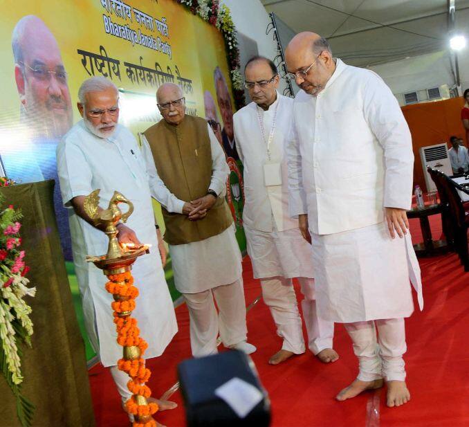 ३. एकनाथ खडसे राष्ट्रीय कार्यकारिणीचे सदस्य असूनही बैठकीला अनुपस्थित. वादाच्या पार्श्वभूमीवर खडसेंना पक्षानं दूर ठेवल्याची चर्चा