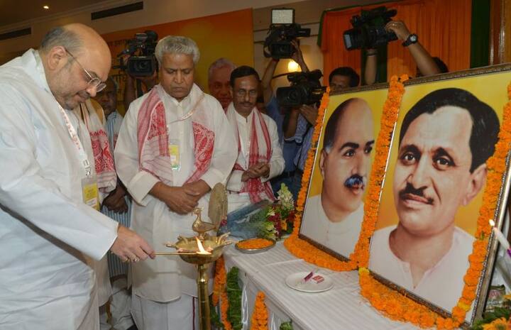 ६. अमित शहांच्या अध्यक्षीय भाषणानं कार्यकारिणीची सुरूवात, काँग्रेसच्या काळात ग्रामीण विकास की शहरी विकास, आर्थिक सुधारणांसाठी कडक निर्णयव्हावेत की सामाजिक सुधारणा, सरकार नेत्यांनी चालवायचं की नोकरशहांनी याबद्दल संभ्रम होता....भाजपनं ही द्विधा मनस्थिती संपवल्याचा दावा