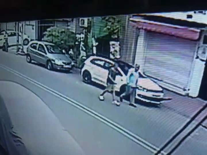 कारचालक एक तरुण असून त्यानं तब्बल चार जणांना उडवल्याची प्राथमिक माहिती मिळते आहे. 