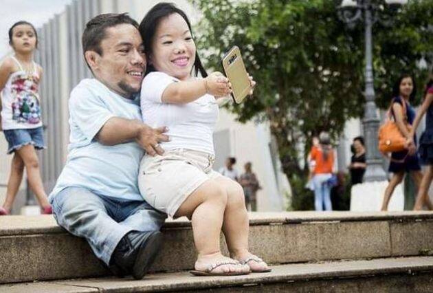 हे जोडपं उंचींनं जरी लहान असलं तरी यांच्या एकमेकांवरील प्रेमानं मात्र एक वेगळीचं उंची गाठली आहे. 