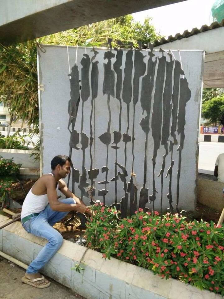 मरीन ड्राईव्ह ही हेरिटेज दर्जा असलेली जागा आहे. मरिन ड्राईव्हला युनोस्कोने देखील हेरिटेज जागेचा दर्जा दिलेला आहे. त्यामुळे या ठिकाणी कोणतीही वास्तू उभारली जाऊ शकत नाही, असं हेरिटेज समितीचं म्हणणं आहे.