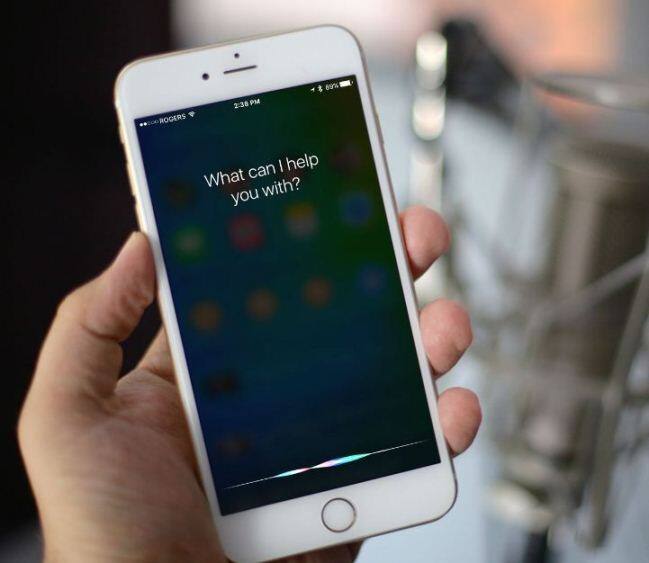 व्हॉईस कमांडः IOS 10 कडून देण्यात आलेल्या सिरी या व्हर्चुअल असिस्टंट अॅपच्या माध्यमातून अॅपल युजर्स iPhone, MacBook वर फाईल सर्च करण्याव्यतिरिक्त इतरही कामं करु शकणार आहेत. व्हॉईस कमांडमुळे अॅपल ऑपरेटिंग अधिकचं सोपं होणार आहे.