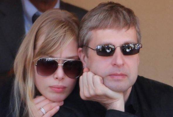 जोडी : रशियाचे उद्योजक दिमित्री रिबोलोवलेव आणि एलेना रिबोलोवलेव, घटस्फोट : 30,134 कोटी, 2014