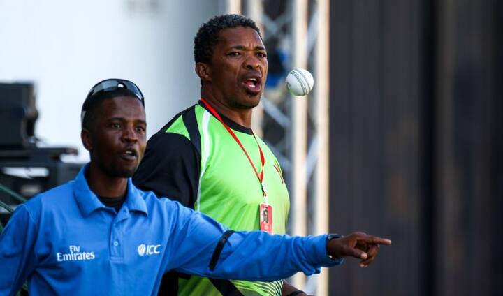 या पराभवानं मखाया खूपच व्यथित झाला होता. 'जर मैदानाबाहेर टॉमेटोचं झाडं असतं तरी मी स्वत:ला फाशी लावून घेतली असती.' असं वक्त्यव्य मयाखानं केलं. AFP PHOTO