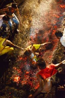 जळत्या निखाऱ्यावरुन चालण्याची अघोरी प्रथा!