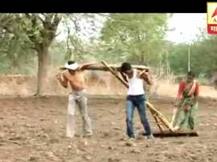 सलाम तुमच्या जिद्दीला... बैल बनून मुलांनी खांद्यावर घेतला नांगर!