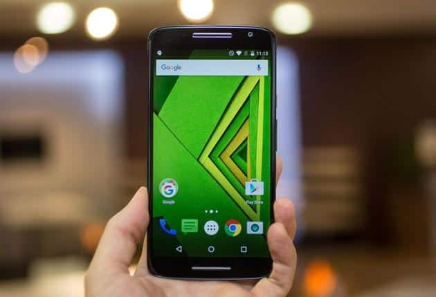 Moto X Play: या फोनची किंमत 16 हजार 499 रुपये आहे. हा फोन 21 हजार रुपये किंमतीसह लाँच करण्यात आला होता. फीचर्सः 2 GB रॅम, 5.5 इंच स्क्रिन, 1GHz ऑक्टा कोअर प्रोसेसर, 21 मेगापिक्सेल रिअर कॅमेरा आणि फ्रंट कॅमेरा 5 मेगापिक्सेल.