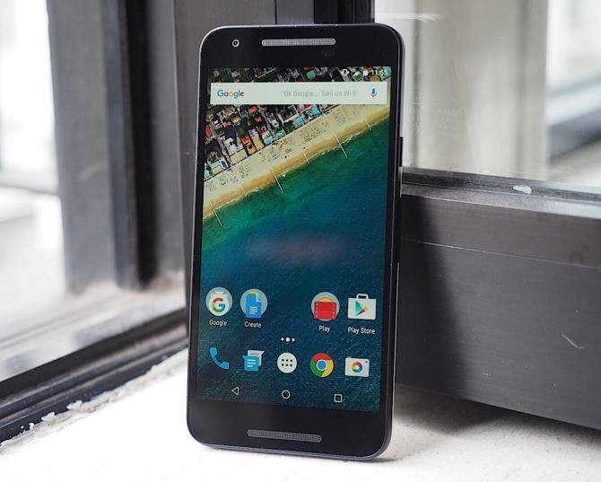 LG Nexus 5x: लाँचिगवेळी या फोनची किंमत 31 हजार 999 रुपये होती. सध्या 21 हजार 999 रुपये किंमत आहे. जवळपास 10 हजार रुपयांची घट झाली आहे.