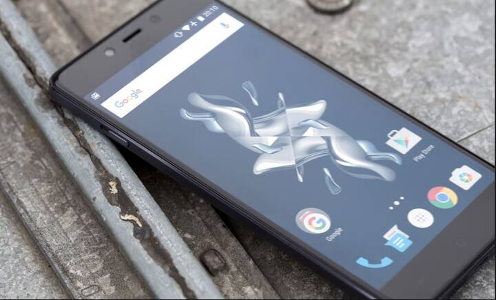 वनप्लस X: हा फोन 16 हजार 999 रुपयांसह लाँच करण्यात आला होता. या फोनच्या किंमतीत 4 हजार रुपयांची घट करण्यात आली असून हा फोन 13 हजार रुपयांमध्ये उपलब्ध आहे. फीचर्सः 5 इंच आकाराची स्क्रिन, 3 GB रॅम, 2.3GHz स्नॅपड्रॅगन क्वाड कोअर प्रोसेसर, 13 मेगापिक्सेल रिअर कॅमेरा आणि फ्रंट कॅमेरा 8 मेगापिक्सेल.