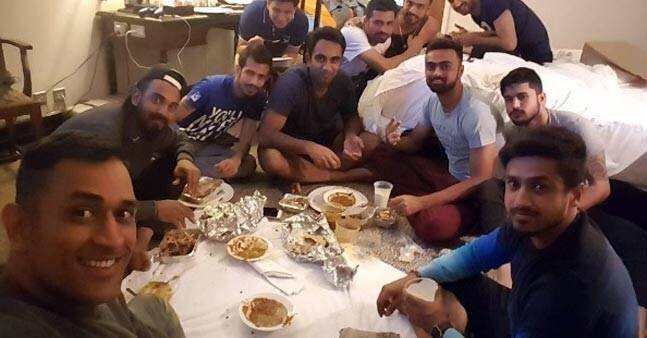 धोनीने यापूर्वी टीममेट्ससोबत जमिनीवर बसून केलेल्या पार्टीचा फोटो शेअर केला होता.