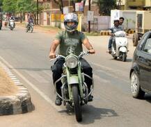 धोनीची बाईकसवारी आणि टीममेटसोबत पार्टी