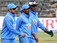 धोनीची बाईकसवारी आणि टीममेटसोबत पार्टी