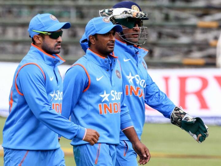 हरारे वन डे मध्ये सलग दुसऱ्या विजयानंतर धोनी हरारेच्या रस्त्यांवर आपली बाईकसवारी करताना दिसला.