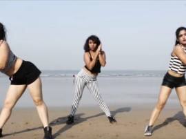 Mumbai Girls Dance Video Goes Viral मुंबईच्या बीचवरील दिल्लीच्या तरुणींचा डान्स व्हिडीओ व्हायरल
