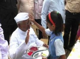Anna Hazare Celebrates Birth Day With Students अण्णांचा वाढदिवस शाळकरी चिमुकल्यांसोबत
