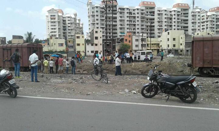  मालगाडीचे 18 डबे पुढे निघून गेले, तर 18 डबे मागेच राहिले.