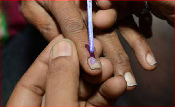 अर्ज केल्यानंतर एका महिन्याच्या आत निवडणूक आयोगाच्या कार्यालयात येऊन तुम्ही तुमचं मतदान कार्ड घेऊन जाऊ शकता. 