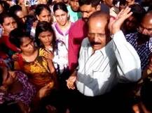 आमदार सदा सरवणकर अडचणीत, शूटिंग करणाऱ्यावर उचललेला हात महिलेला लागला