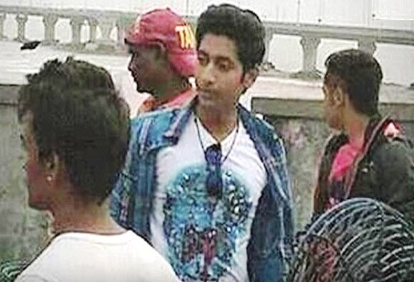त्याच्या आगामी सिनेमाची शूटिंग महाराष्ट्राच्या विविध भागात सुरु आहे. परंतु चाहत्यांच्या गर्दीमुळे आकाशला प्रचंड पोलिस बंदोबस्तात राहावं लागत आहे.