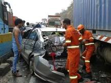 मुंबई-पुणे एक्स्प्रेस वे वर पाच वाहनांचा विचित्र अपघात