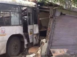 Pune Pmpnl Bus Enters In Saloon पुण्यात पीएमपीची बस थेट सलूनमध्ये, चालकासह काही जखमी