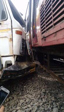 नवी मुंबईः खांदेश्वर रेल्वे स्थानकाजवळ लोकलला डंपरची धडक