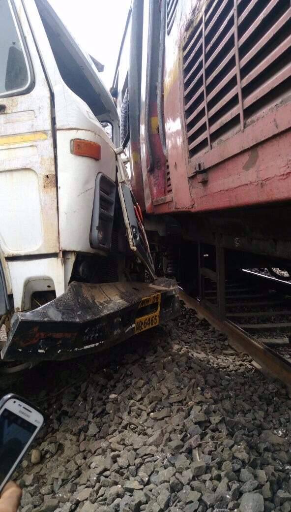 हार्बर लाईनवर तांत्रिक बिघाडानंतर आज अपघाताचं संकट ओढावलं. एक डंपरने लोकलला धडक दिल्यामुळे रेल्वे वाहतूक काही वेळ विस्कळीत झाली होती.