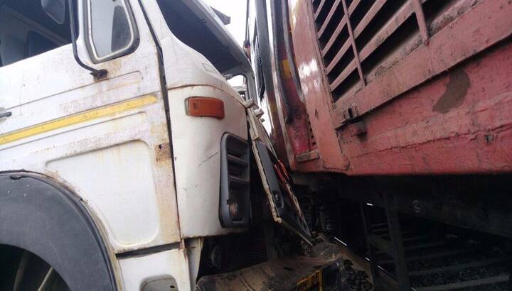 या अपघातामध्ये सुदैवाने कोणतीही जीवितहानी झाली नाही.