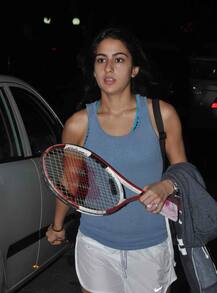 मुलांसोबत सैफ अली खान टेनिस कोर्टावर 