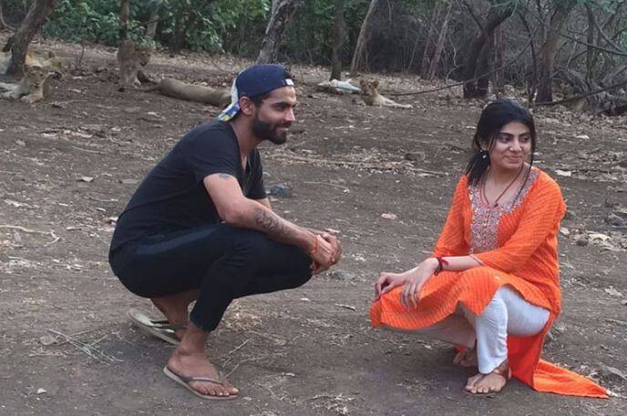 जडेजा पत्नीसोबत जंगल सफारी करण्यासाठी गुजरातमधील गीर सिंहांच्या जगलात गेला होता. मात्र वन विभागाच्या गाडीतून खाली उतरुन सिंहांसोबत फोटो काढल्यामुळे जडेजा अडचणीत आला आहे.