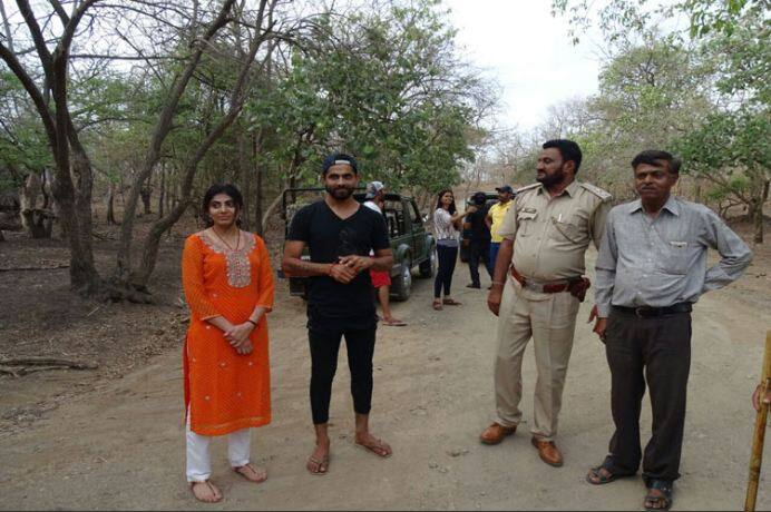 जडेजाने सफारी करताना जडजाने कायद्याचं उल्लंघन केलं की नाही याची चौकशी केली जाणार आहे. जडेजा दोषी आढळल्यास योग्य ती कारवाई केली जाईल, असं वन विभागाच्या अधिकाऱ्यांनी सांगितलं.