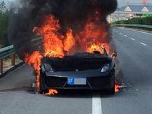 कोट्यवधींची नवीकोरी लॅम्बॉर्गिनी क्षणात जळून खाक