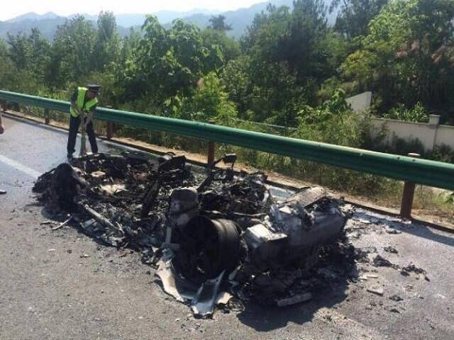 दरम्यान या घटनेत सुदैवाने कोणीही जखमी झालेलं नाही. परंतु या घटनेची जोरदार चर्चा मात्र सुरु आहे. 