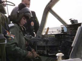 India Gets First Women Fighter Pilots इतिहासात पहिल्यांदाच महिला उडवणार वायू सेनेचं विमान