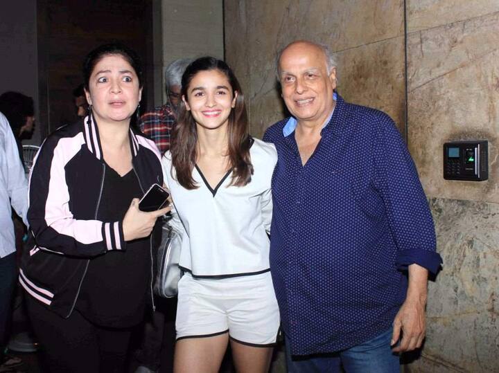 महेश भट्ट आपली मुलगी आलिया आणि पुजा भट्टसोबत.