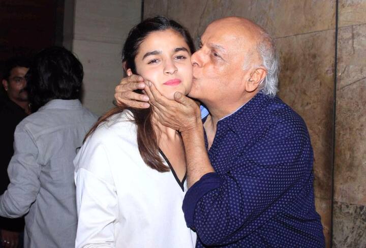 महेश भट्ट यांनी मुलगी आलियाला कामाची शाबासकी दिली.