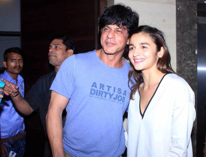 शाहरुख खान आणि आलीयाने अशी पोझ दिली.