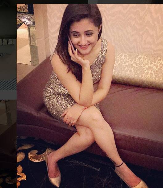 टीव्ही अभिनेत्री रश्मी देसाईचा खास लूक 