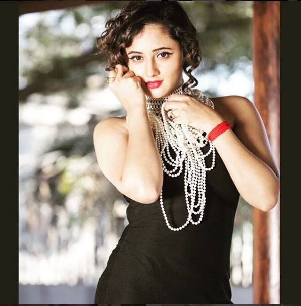 टीव्ही अभिनेत्री रश्मी देसाईचा खास लूक 