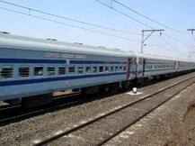 लेडीज डब्यात प्रवेशाला विरोध, धावत्या ट्रेनमधून तरुणीला फेकलं