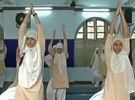 Anjuman E Islam Ahmedabad Students Practice Yoga To Help With Ramzan Fast रोजाच्या उपवासातही या विद्यार्थिंनी करतात योगा!