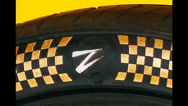 अबु धाबीच्या प्रेसिडेंशियल महाल सजविणाऱ्या कारागिरांनी या टायरच्या सोन्याची कारगिरी केली आहे. 