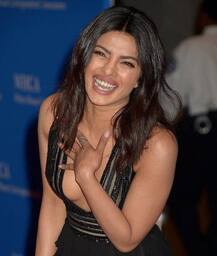 MAXIM मॅग्जीनवर प्रियंका झळकली...