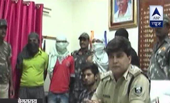 पोलिसांनी दिलेल्या माहितीनुसार, हे तरुण तरुणींच्या नावचे फेसबुकवर फेक आयडी तयार करून ऑनलाइन चॅटिंगच्या माध्यमातून तरुणांना प्रेमाच्या जाळ्यात आडकवत. अन त्यानंतर त्यांचे अपहरण करुन त्यांच्या कुटुंबियांकडून खंडणी वसूल करीत.